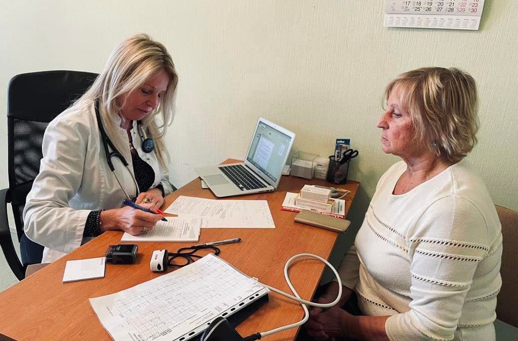 Доктор Ингуна Рожкалне-Жубуре бесплатно консультирует малообеспеченных пожилых людей в Елгаве и Саласпилсе